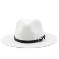 Detalle de sombrero de paja blanco con cinturón de cuero negro y hebilla de metal plateado - M (56-58cm) / Blanco puro