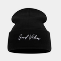 Detailansicht der schwarzen Strickmütze mit weißem Good Vibes Stick auf dem Umschlag - Einheitsgröße / Schwarz