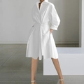 Detail van witte doorknoopjurk met een strakke kraag en geplooide tailleband - S / Wit