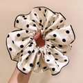 Primer plano de un coletero beige con lunares negros y textura sedosa elegante - Doble Capa Lunares Grandes / Blanco