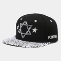 Detail der Sternbestickung und des Schriftzugs auf der schwarzen Flat-Brim-Snapback-Kappe - Verstellbar / Schwarz