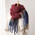 Détail d'une écharpe en dégradé de couleurs avec franges épaisses et texture cachemire - Rouge Vin Bleu Gris Dégradé
