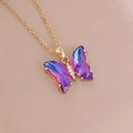 Macrodetail van de paars-blauwe vlinderhanger aan een gouden metalen ketting - Donkerpaars