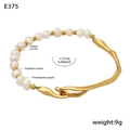 Detalle de pulsera de perlas barrocas irregulares con componentes de acero inoxidable dorado - Pulsera Geométrica de Ondas (E375) / Dorado / 17cm