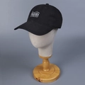 Détail de la broderie blanche 'hello' sur une casquette de baseball en coton noir délavé - M (56-58cm) / Noir