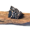Détail de la pierre de tourmaline noire sur une bague artisanale en bronze vieilli - Tourmaline Noire