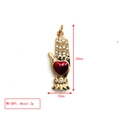 Goldener Hamsa-Hand-Anhänger mit rotem Herzstein inklusive 30x10mm Größe und 2g Gewichtsangaben - Hand der Fatima Herz