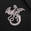 Spilla a forma di drago in argento vintage con ali e squame su sfondo nero - Argento Antico