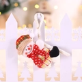 Plüsch-Weihnachtsschneemann mit rot-karierter Mütze und Schal an weißem Seil - Schneemann Kletterseil
