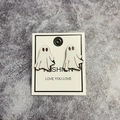 Détail de boucles d'oreilles fantômes en acrylique blanc pour Halloween sur fond gris - Bois / Clous Fantôme