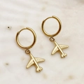 Elegante goldene Flugzeug-Anhänger-Ohrringe aus Edelstahl für Damen auf Steinhintergrund - Flugzeug Anhänger / Gold