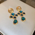 Makroaufnahme von Vintage Goldohrringen mit blauen Kristallen und Tropfenanhängern - Mehrformiger Saphir Luxus Langer Stil (35#)