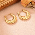 Gros plan sur les boucles d'oreilles dorées torsadées en forme de U style croissant - Style Croissant Torsadé (WGXA0035055010B)