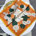 Lebhaftes oranges Satintuch mit Kamelien-Druck, grünen Akzenten und gelbem Rand - Orangefarbene Kamelie