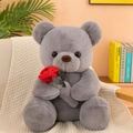 Oso de peluche gris con rosa roja y lazo de lunares sobre una manta de punto beige - Gris (Con Rosa)