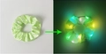 Elastico per capelli a LED in raso verde chiaro mostrato acceso e spento al buio - Scrunchie Standard / Luminoso-Verde Erba