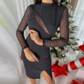 Abito nero attillato con maniche in mesh, decorazioni in strass e spacco laterale - S / Nero