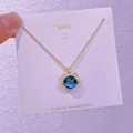 Dettaglio della collana dorata con ciondolo in resina stellata e silhouette di topo - Forma della Testa di Mickey (XK008)