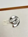 Vue macro d'une broche ronde argentée irrégulière minimaliste avec finition miroir polie - Broche Géométrique Argent (XZ0009B)