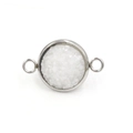 Macro-opname van zilveren ronde sieraadverbinder met witte sprankelende druzy steen - Witte Glitter Stijl (13) / 12mm