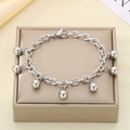 Detalle de pulsera de plata con siete cuentas esféricas y cierre de mosquetón resistente - Estilo de 7 Bolas Color Acero (KB38362-Z)