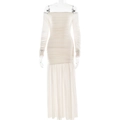 Dettaglio dell'abito bianco con spalle scoperte in tulle e trama a pieghe eleganti - M / Albicocca