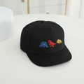 Casquette enfant noire à bord plat avec broderie dinosaure colorée sur fond blanc - Trois Petits Dinosaures Noir (HY-35012)