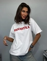 Λεπτομέρεια κόκκινων γραμμάτων EGOISTKA σε λευκό oversize βαμβακερό μπλουζάκι t-shirt - S / Λευκό