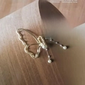 Pince à cheveux papillon dorée élégante avec des glands de perles sur fond en bois - Pince à Cheveux Papillon Évidé Perle Frange Doré