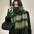 Grüner karierter Strickschal mit Farbverlauf, Mohair-Haptik und Fransenbesatz - 40-230cm / Waldgrün