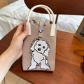 Détail du mini sac tricoté beige avec motif de chien et fermeture à bouton bleu - Chiot Kaki (Sac de Téléphone)