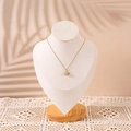 Dettaglio collana dorata con ciondolo di diamanti su supporto per busto in legno massello - Medio / Beige