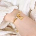 Gouden titaniumstalen armband met een met kristallen ingelegde letter K hanger - Gouden Armband - Letter K