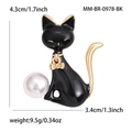 Broche de gato esmaltado con perla y detalles dorados con dimensiones y peso del producto - Negro