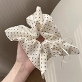 Dettaglio dell'elastico per capelli beige a pois con trama morbida e fiocco di nastro - Stile Sciarpa Pois Crema