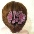 Pince à cheveux élégante avec fleurs en strass roses sur des cheveux bruns - Fleur de Pêcher Rose Éclatant