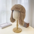 Dettaglio del cappello da aviatore in ecopelliccia marrone con morbida consistenza plush - M (56-58cm) / Cachi