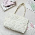 Detailansicht der gesteppten Blumentasche mit Laptop und Lifestyle-Accessoires - Bunte Blumen