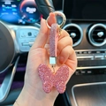 Detaillierte Nahaufnahme eines rosa Strass-Schmetterling-Schlüsselanhängers mit Ring - Rosa