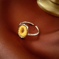 Verstellbarer vergoldeter Ring mit gelbem Kunstpelz-Detail auf satiniertem Hintergrund - Gelber Plüsch Rund (26#)