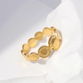 Anillo minimalista de acero inoxidable dorado con diseño de sol sobre piedra blanca - Dorado