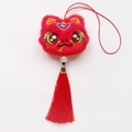 Détail du pendentif de danse du lion en peluche rouge avec pompons en soie et perle blanche - Serpent Yuanbao / Rouge