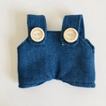 Blaue Denim-Puppen-Latzhose mit Holzknöpfen und Gravur für 17cm große Plüschtiere - Geeignet für 17cm Anhängerpuppen / Knopf-Jeanslatzhose / Blau