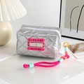 Dettaglio borsa cosmetica trapuntata argento con etichetta rosa e cerniera intrecciata - Rombo Rosa (Corpo Argentato/Volant Rosa)