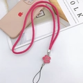 Dettaglio del laccetto intrecciato rosso rosa con ciondolo a camelia rosa e strass lucido - Collo all'americana / Rosa Rossa