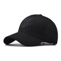 Detalle de gorra de béisbol de algodón negro con bordado 3D de lobo y visera curva - Ajustable / Negro con bordado negro