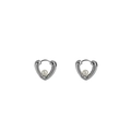 Détails macro des boucles d'oreilles cœur argenté ornées d'une perle ronde blanche lisse - Argent/Cœur avec Perle