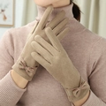 Guanti termici beige da donna in finto camoscio con fiocchetto e punte touch screen - Taglia unica / Cachi