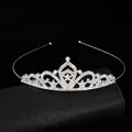 Detaillierte Nahaufnahme des silbernen Diadems mit Sternmotiven und Kristallen - Krone Stil N / Silber