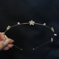 Elegante cerchietto sottile dorato con fiori di strass e perle bianche da donna - Elfo Dei Fiori Oro Chiaro Strass
